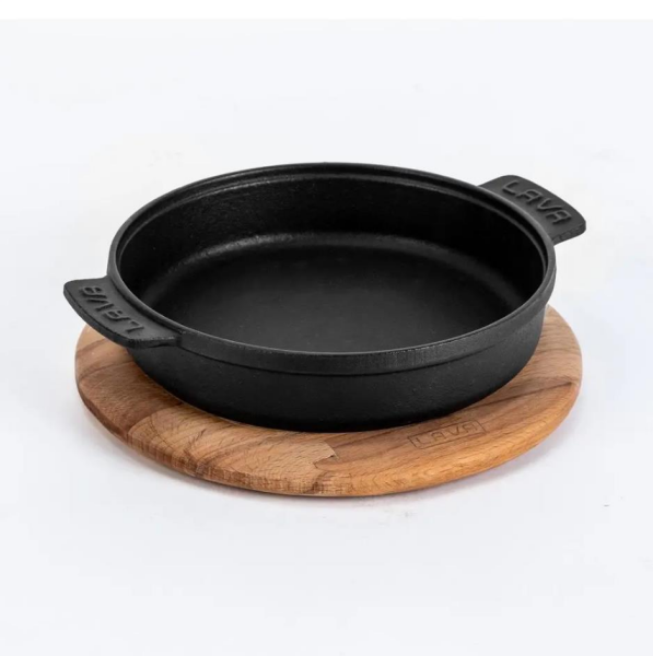 Lava Döküm Yuvarlak Güveç Kabı – Döküm Demir Yekpare, Çift Kulplu, Kayın Ahşap Servisli Ø17 cm